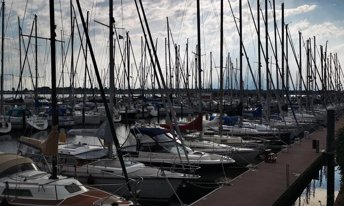 {"base": "de", "no": "Gro\u00dfenbrode Yachtverft Klemens", "se": "Gro\u00dfenbrode Yachtvarv Klemens", "en": "Gro\u00dfenbrode Yacht Yard Klemens", "da": "Gro\u00dfenbrode Yachtwerft Klemens", "fr": "Chantier naval de yachts Gro\u00dfenbrode Klemens", "de": "Gro\u00dfenbrode Yachtwerft Klemens", "es": "Astillero de Yates Gro\u00dfenbrode de Klemens", "it": "Cantieri navali per yacht Gro\u00dfenbrode Klemens", "pt": "Estaleiro Naval Gro\u00dfenbrode Klemens", "nl": "Gro\u00dfenbrode Yachtwerf Klemens", "pl": "Gro\u00dfenbrode Stocznia Jachtowa Klemens", "uk": "\u042f\u0445\u0442\u043e\u0432\u0430 \u0432\u0435\u0440\u0444 Klemens \u0432 \u0413\u0440\u043e\u0448\u0435\u043d\u0431\u0440\u043e\u0434\u0435", "ro": "\u0218antier naval pentru iahturi Gro\u00dfenbrode Klemens", "tr": "Gro\u00dfenbrode Yat Tersanesi Klemens", "el": "\u039c\u03b1\u03c1\u03af\u03bd\u03b1 \u03b3\u03b9\u03b1 \u03b3\u03b9\u03bf\u03c4 Gro\u00dfenbrode Klemens", "cs": "Gro\u00dfenbrode Yachtwerft Klemens", "hu": "Gro\u00dfenbrode Jacht\u00e9p\u00edt\u0151 Klemens", "fi": "Gro\u00dfenbrode Yachtwerft Klemens", "bg": "\u042f\u0445\u0442\u0435\u043d\u0430 \u043a\u043e\u0440\u0430\u0431\u043e\u0441\u0442\u0440\u043e\u0438\u0442\u0435\u043b\u043d\u0438\u0446\u0430 \u0413\u0440\u043e\u0441\u0435\u043d\u0431\u0440\u043e\u0434\u0435 \u041a\u043b\u0435\u043c\u0435\u043d\u0441", "sr": "Gro\u00dfenbrode jahtservis Klemens", "et": "Gro\u00dfenbrode jahtide ehitus Klemens", "lv": "Gro\u00dfenbrode Jahtu b\u016bv\u0113tava Klemens", "lt": "Gro\u00dfenbrode jacht\u0173 statykla Klemens"}