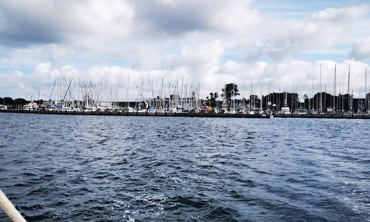 {"base": "de", "no": "Gro\u00dfenbrode Yachtverft Klemens", "se": "Gro\u00dfenbrode Yachtvarv Klemens", "en": "Gro\u00dfenbrode Yacht Yard Klemens", "da": "Gro\u00dfenbrode Yachtv\u00e6rft Klemens", "fr": "Chantier naval de Gro\u00dfenbrode Klemens", "de": "Gro\u00dfenbrode Yachtwerft Klemens", "es": "Astillero de Yates Gro\u00dfenbrode Klemens", "it": "Cantiere Navale Gro\u00dfenbrode Klemens", "pt": "<p>Estaleiro Naval de Iates Gro\u00dfenbrode Klemens</p>", "nl": "Gro\u00dfenbrode Jachtwerf Klemens", "pl": "Stocznia jachtowa w Gro\u00dfenbrode Klemens", "uk": "\u042f\u0445\u0442\u043e\u0432\u0430 \u0432\u0435\u0440\u0444 \u041a\u043b\u0435\u043c\u0435\u043d\u0441\u0430 \u0432 \u0413\u0440\u043e\u0441\u0435\u043d\u0431\u0440\u043e\u0434\u0435", "ro": "Gro\u00dfenbrode \u0218antierul Naval pentru Yachturi Klemens", "tr": "Gro\u00dfenbrode Yat Tersanesi Klemens", "el": "\u039d\u03b1\u03c5\u03c0\u03b7\u03b3\u03b5\u03af\u03bf Gro\u00dfenbrode Klemens", "cs": "Jachta\u0159sk\u00e1 lod\u011bnice Velk\u00fd Brode Klemens", "hu": "Gro\u00dfenbrode Jachtm\u0171hely Klemens", "fi": "Gro\u00dfenbrode Veneveist\u00e4m\u00f6 Klemens", "bg": "\u042f\u0445\u0442\u0435\u043d\u043e \u043f\u0440\u0438\u0441\u0442\u0430\u043d\u0438\u0449\u0435 \u0413\u0440\u043e\u0441\u0435\u043d\u0431\u0440\u043e\u0434\u0435 \u041a\u043b\u0435\u043c\u0435\u043d\u0441", "sr": "Gro\u00dfenbrode \u0408\u0430\u0445\u0442\u0432\u0435\u0440\u0444 \u041a\u043b\u0435\u043c\u0435\u043d\u0441", "et": "Gro\u00dfenbrode jahtide t\u00f6\u00f6laev Klemens", "lv": "Gro\u00dfenbrode jahtu b\u016bv\u0113tava Klemens", "lt": "Gro\u00dfenbrode Jacht\u0173 statykla Klemens"}