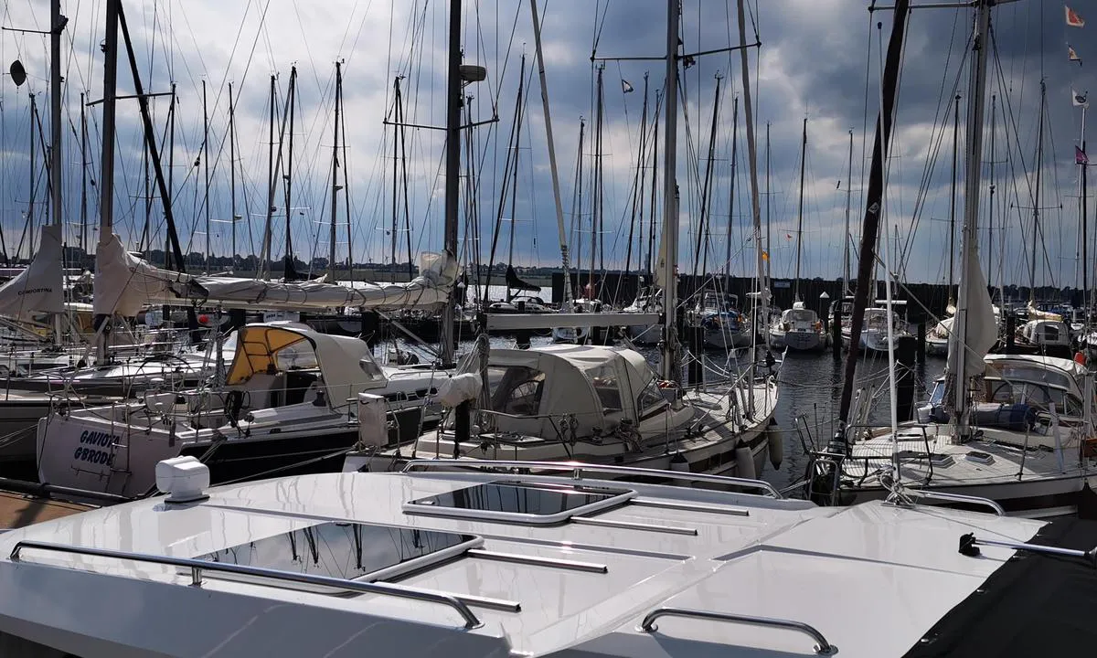 {"base": "de", "no": "Gro\u00dfenbrode Yachtverft Klemens", "se": "Gro\u00dfenbrode Yachtvarv Klemens", "en": "Gro\u00dfenbrode Yacht Yard Klemens", "da": "Gro\u00dfenbrode Yachtv\u00e6rft Klemens", "fr": "Gro\u00dfenbrode Chantier Naval Yacht Klemens", "de": "Gro\u00dfenbrode Yachtwerft Klemens", "es": "Astillero de yates Klemens Gro\u00dfenbrode", "it": "Cantieri Navali Gro\u00dfenbrode Klemens", "pt": "Gro\u00dfenbrode Estaleiro de Iates Klemens", "nl": "Grotebrode Yachtwerf Klemens", "pl": "Stocznia jachtowa Gro\u00dfenbrode Klemens", "uk": "\u042f\u0445\u0442\u0432\u0435\u0440\u0444 \u041a\u043b\u0435\u043c\u0435\u043d\u0441 \u0432 \u0413\u0440\u043e\u0441\u0435\u043d\u0431\u0440\u043e\u0434\u0435", "ro": "\u015eantierul naval pentru yachturi Gro\u00dfenbrode Klemens", "tr": "Gro\u00dfenbrode Yat Tersanesi Klemens", "el": "\u039d\u03b1\u03c5\u03c0\u03b7\u03b3\u03b5\u03af\u03bf \u03b3\u03b9\u03bf\u03c4 Gro\u00dfenbrode Klemens", "cs": "Yachtov\u00e1 lod\u011bnice Gro\u00dfenbrode Klemens", "hu": "Gro\u00dfenbrode Yachtwerft Klemens", "fi": "Gro\u00dfenbrode Yachtwerft Klemens", "bg": "\u0413\u0440\u043e\u0441\u0435\u043d\u0431\u0440\u043e\u0434\u0435 \u042f\u0445\u0442\u0432\u0435\u0440\u0444\u0442 \u041a\u043b\u0435\u043c\u0435\u043d\u0441", "sr": "\u041c\u0430\u0440\u0438\u043d\u0430 \u0413\u0440\u043e\u0441\u0435\u043d\u0431\u0440\u043e\u0434\u0435 \u0408\u0430\u0445\u0442\u0432\u0435\u0440\u0444\u0442 \u041a\u043b\u0435\u043c\u0435\u043d\u0441", "et": "Gro\u00dfenbrode jahttehas Klemens", "lv": "Gro\u00dfenbrode jahtu b\u016bv\u0113tava Klemens", "lt": "Gro\u00dfenbrode jacht\u0173 uostas Klemensas"}