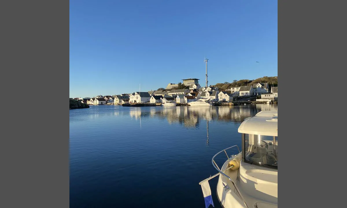Ydstebøhavn Gjestekai - Kvitsøy: {"base": "no", "no": "Bildet viser bryggen sett fra andre siden av havna.", "se": "Bilden visar bryggan sedd fr\u00e5n andra sidan av hamnen.", "en": "The picture shows the dock seen from the other side of the harbor.", "da": "Billedet viser kajen set fra den anden side af havnen."}