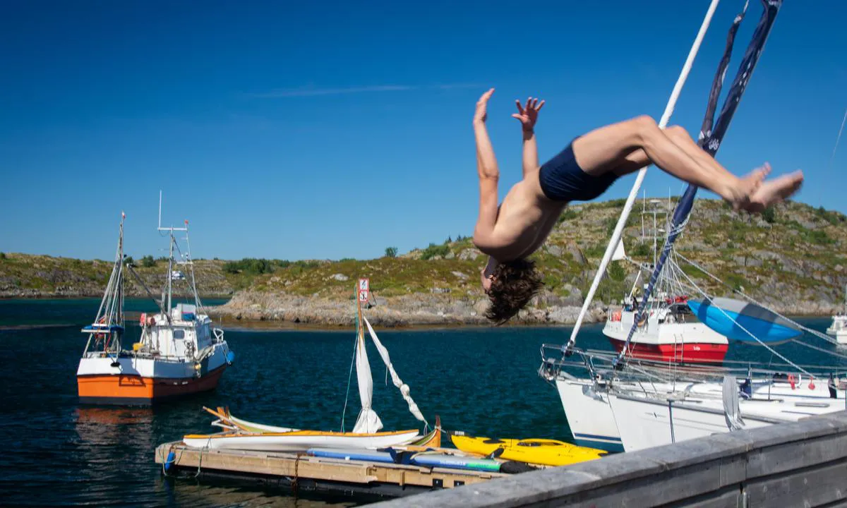 Ylvingen: {"base": "no", "no": "P\u00e5 Himmelbl\u00e5kaf\u00e9en kan du spise nydelig mat, frister det \u00e5 hoppe i sj\u00f8en fra terrassen? .", "se": "P\u00e5 Himmelbl\u00e5kaf\u00e9en kan du \u00e4ta uts\u00f6kt mat, lockar det att hoppa i sj\u00f6n fr\u00e5n terrassen?", "en": "At Himmelbl\u00e5 Caf\u00e9 you can enjoy delicious food; are you tempted to jump into the sea from the terrace?", "da": "P\u00e5 Himmelbl\u00e5kaf\u00e9en kan du spise l\u00e6kker mad, frister det at hoppe i havet fra terrassen?"}