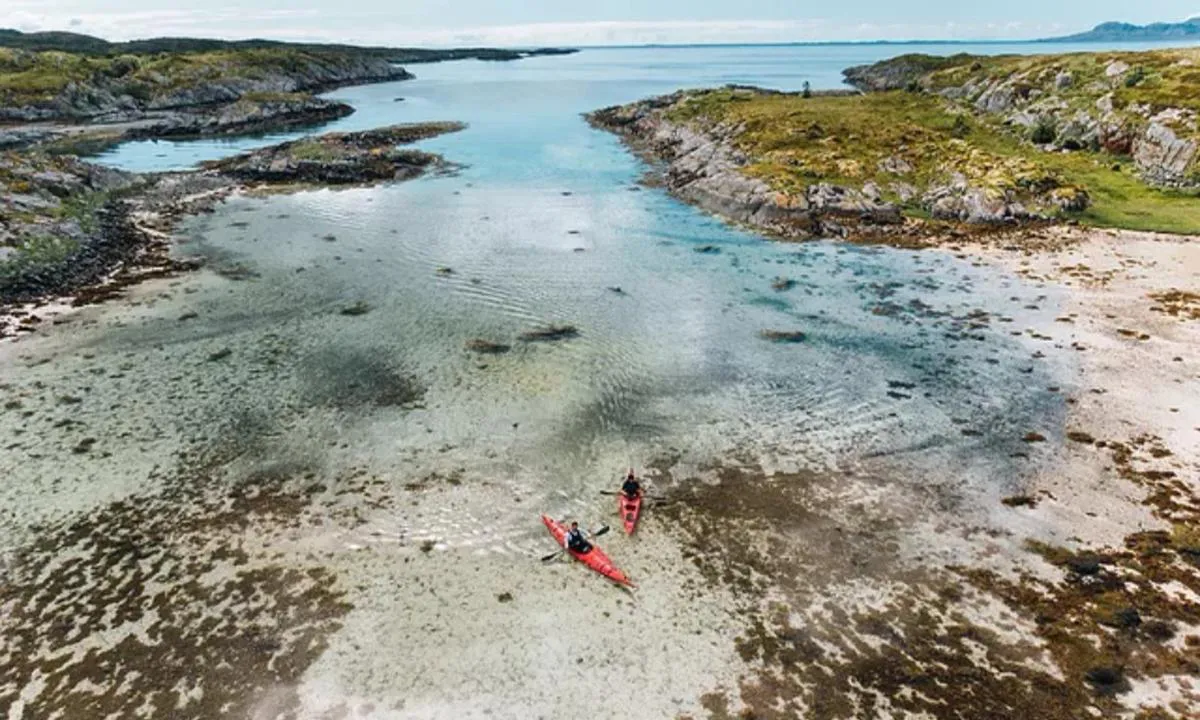 Ylvingen: (c) Himmelblå Brygge. Her kan du padle kajakk i en nydelig Helgelandsidyll! .