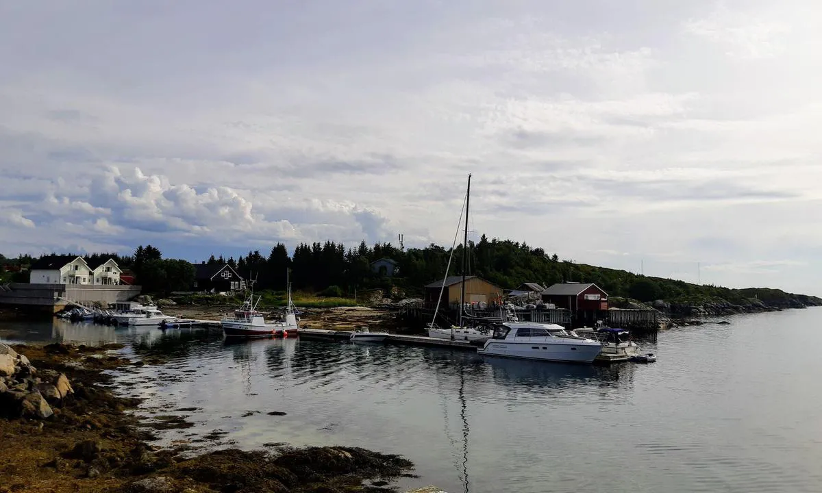 Ylvingen: {"base": "no", "no": "Bildet ble tatt i august 2020, da var gjestebryggen p\u00e5 plass.\r\nDen ble tatt av storm i 2023 og var ikke ferdig reparert i mai 2023.", "se": "Bilden togs i augusti 2020, d\u00e5 var g\u00e4stbryggan p\u00e5 plats. Den togs av storm i 2023 och var inte f\u00e4rdigreparerad i maj 2023.", "en": "The picture was taken in August 2020, when the guest pier was in place. It was taken by a storm in 2023 and was not fully repaired by May 2023.", "da": "Billedet blev taget i august 2020, da var g\u00e6stebroen p\u00e5 plads. Den blev taget af storm i 2023 og var ikke f\u00e6rdig repareret i maj 2023."}