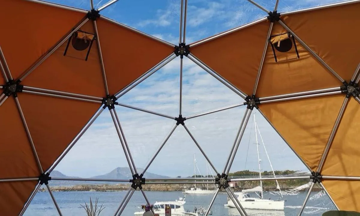 Ylvingen: {"base": "no", "no": "...eller \u00e5 v\u00e5kne til denne utsikten? .", "se": "...eller att vakna upp till denna utsikt?", "en": "...or to wake up to this view?", "da": "...eller at v\u00e5gne til denne udsigt?"}