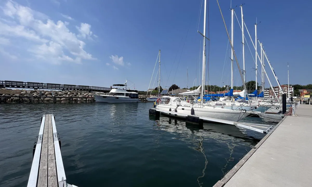 Ystad: {"base": "no", "no": "Plassene er romslige for to seilb\u00e5ter p\u00e5 +/- 36 fot.", "se": "Platserna \u00e4r rymliga f\u00f6r tv\u00e5 segelb\u00e5tar p\u00e5 +/- 36 fot.", "en": "The spaces are spacious enough for two sailboats of +/- 36 feet.", "da": "Pladserne er rummelige til to sejlb\u00e5de p\u00e5 +/- 36 fod."}