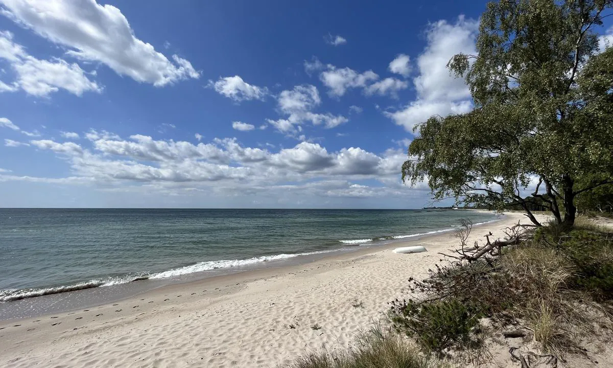 {"base": "no", "no": "Stranda. Bildet tatt i retning Ystad.", "se": "Stranda. Bilden tagen i riktning Ystad.", "en": "Stranda. Picture taken towards Ystad.", "da": "Stranda. Billedet taget i retning Ystad."}