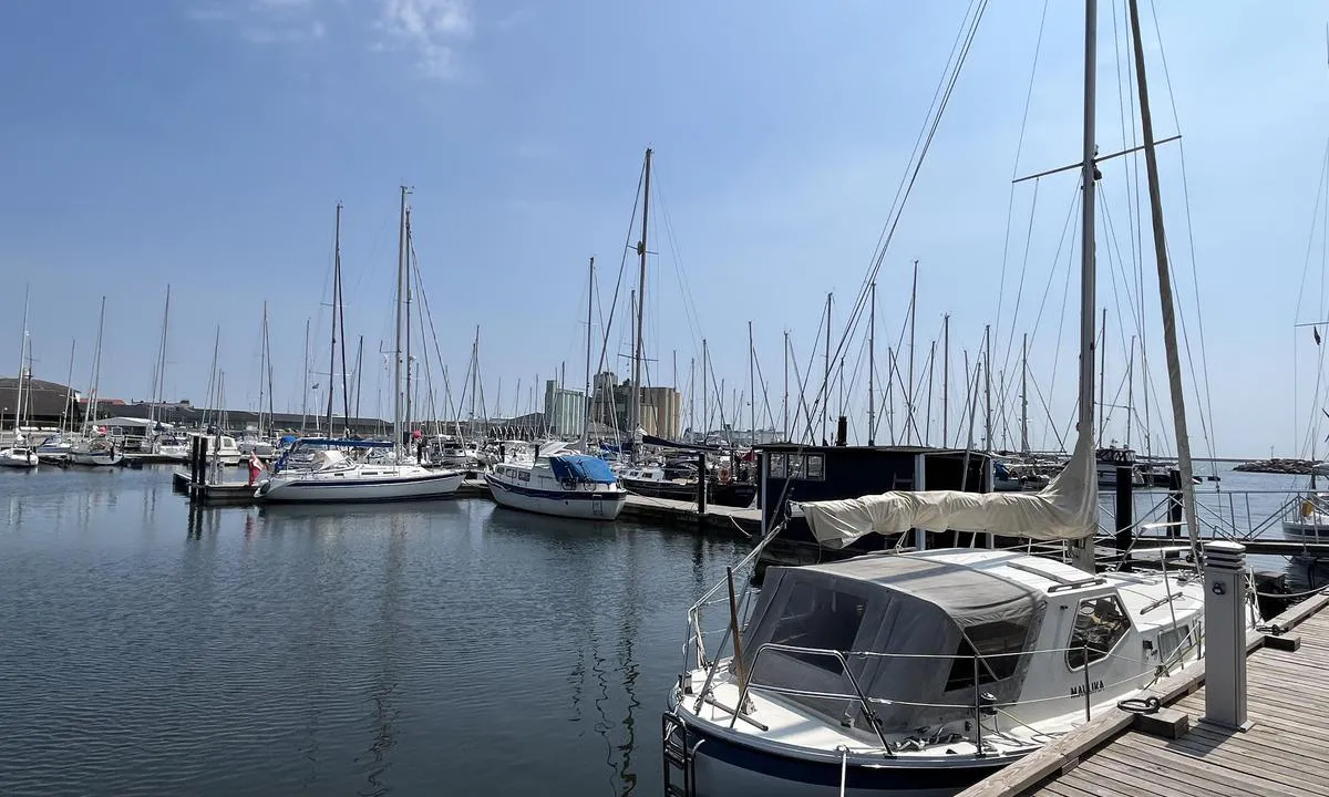 Ystad: {"base": "no", "no": "Det er noen longside plasser ogs\u00e5.", "se": "Det finns n\u00e5gra l\u00e5ngsidesplatser ocks\u00e5.", "en": "There are also some alongside berths.", "da": "Der er nogle longside pladser ogs\u00e5."}