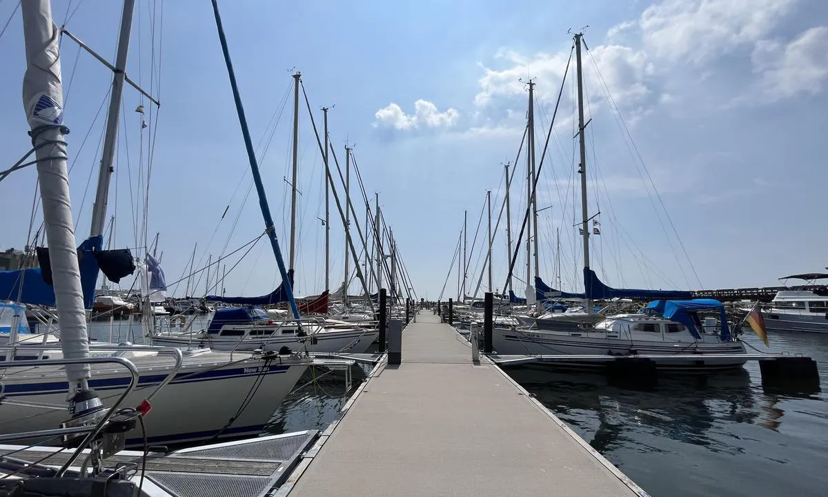 Ystad: {"base": "no", "no": "De fleste gjesteplassene ligger p\u00e5 den f\u00f8rste flytebrygga man kommer til.", "se": "De flesta g\u00e4stplatserna ligger p\u00e5 den f\u00f6rsta flytbryggan man kommer till.", "en": "Most of the guest berths are located at the first floating dock you come to.", "da": "De fleste g\u00e6stepladserne ligger ved den f\u00f8rste flydebro, man kommer til."}