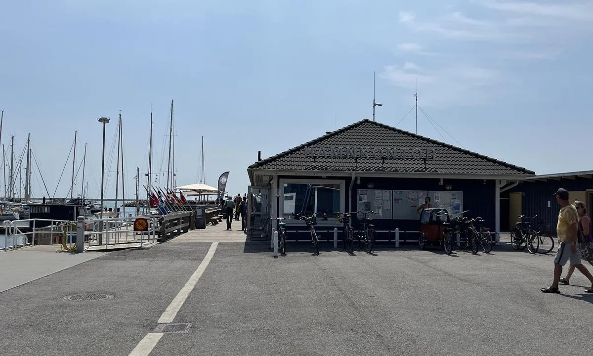 Ystad: {"base": "no", "no": "Havnekontor, servicebygg og bra restaurant i umiddelbar n\u00e6rhet.", "se": "Hamnkontor, servicebyggnad och bra restaurang i omedelbar n\u00e4rhet.", "en": "Harbor office, service building, and good restaurant in the immediate vicinity.", "da": "Havne kontor, servicebygning og god restaurant i umiddelbar n\u00e6rhed."}