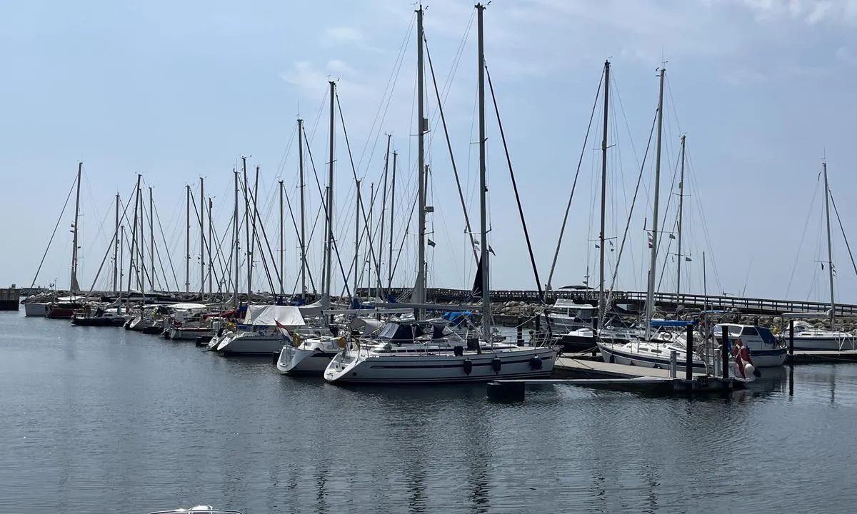 Ystad: {"base": "no", "no": "Gjestebrygga med flest plasser. Virker som om det er plassen innimellom p\u00e5 de andre bryggene ogs\u00e5, samt langs moloen.", "se": "G\u00e4stbryggan med flest platser. Verkar som om det finns platser mellan bryggorna ocks\u00e5, samt l\u00e4ngs piren.", "en": "The guest dock with the most spaces. It seems like there are also spaces between the other docks, as well as along the breakwater.", "da": "G\u00e6stebroen med flest pladser. Ser ud til at der ogs\u00e5 er plads imellem de andre broer samt langs molen."}