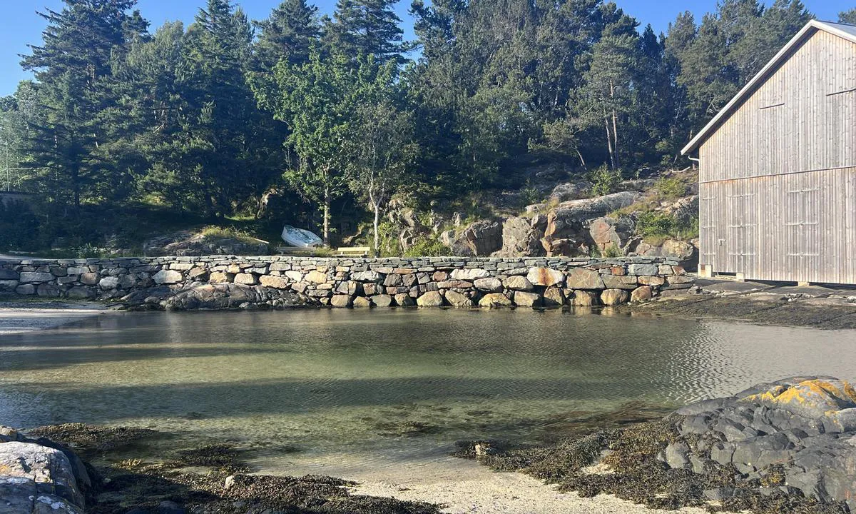 Ytre Havn Bekkjarvik: {"base": "no", "no": "Meget barnevennlig badeplass", "se": "Mycket barnv\u00e4nlig badplats", "en": "Very child-friendly swimming area", "da": "Meget b\u00f8rnevenlig badeplads"}
