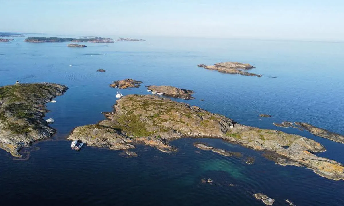 {"base": "no", "no": "Ytre Leiholmen ved Grimstad. Her er det bare \u00e5 velge side av holmene iht vindretningen.", "se": "Yttre Leiholmen vid Grimstad. H\u00e4r \u00e4r det bara att v\u00e4lja sida av holmarna beroende p\u00e5 vindriktningen.", "en": "Ytre Leiholmen near Grimstad. Here you can simply choose which side of the islets to berth according to the wind direction.", "da": "Ydre Leiholmen ved Grimstad. Her er det bare at v\u00e6lge side af holmene i henhold til vindretningen.", "fr": "Ytre Leiholmen pr\u00e8s de Grimstad. Ici, il suffit de choisir le c\u00f4t\u00e9 des \u00eelots en fonction de la direction du vent.", "de": "Ytre Leiholmen bei Grimstad. Hier k\u00f6nnen Sie je nach Windrichtung die Seite der Inseln w\u00e4hlen.", "es": "Isla Ytre Leiholmen cerca de Grimstad. Aqu\u00ed solo necesitas elegir el lado de las islas seg\u00fan la direcci\u00f3n del viento.", "it": "Ytre Leiholmen vicino a Grimstad. Qui basta scegliere il lato degli isolotti in base alla direzione del vento.", "pt": "Ytre Leiholmen em Grimstad. Aqui, basta escolher o lado dos ilh\u00e9us de acordo com a dire\u00e7\u00e3o do vento.", "nl": "Ytre Leiholmen bij Grimstad. Hier is het gewoon een kwestie van kiezen aan welke kant van de eilanden je aanmeert, afhankelijk van de windrichting.", "pl": "Ytre Leiholmen przy Grimstad. Tutaj wystarczy wybra\u0107 stron\u0119 wysepek zgodnie z kierunkiem wiatru.", "uk": "Ytre Leiholmen \u0431\u0456\u043b\u044f \u0413\u0440\u0456\u043c\u0441\u0442\u0430\u0434\u0443. \u0422\u0443\u0442 \u0432\u0438 \u043c\u043e\u0436\u0435\u0442\u0435 \u0432\u0438\u0431\u0440\u0430\u0442\u0438 \u0441\u0442\u043e\u0440\u043e\u043d\u0443 \u043e\u0441\u0442\u0440\u043e\u0432\u0456\u0432 \u0437\u0430\u043b\u0435\u0436\u043d\u043e \u0432\u0456\u0434 \u043d\u0430\u043f\u0440\u044f\u043c\u043a\u0443 \u0432\u0456\u0442\u0440\u0443.", "ro": "Ytre Leiholmen l\u00e2ng\u0103 Grimstad. Aici doar alege ce parte a insulelor s\u0103 folose\u0219ti \u00een func\u021bie de direc\u021bia v\u00e2ntului.", "tr": "Grimstad yak\u0131nlar\u0131ndaki Ytre Leiholmen. Burada, r\u00fczgar y\u00f6n\u00fcne g\u00f6re adalar\u0131n hangi taraf\u0131na yana\u015faca\u011f\u0131n\u0131za karar vermek yeterlidir.", "el": "\u0395\u03be\u03c9\u03c4\u03b5\u03c1\u03b9\u03ba\u03cc Leiholmen \u03ba\u03bf\u03bd\u03c4\u03ac \u03c3\u03c4\u03bf Grimstad. \u0395\u03b4\u03ce \u03bc\u03c0\u03bf\u03c1\u03b5\u03af\u03c4\u03b5 \u03b1\u03c0\u03bb\u03ac \u03bd\u03b1 \u03b5\u03c0\u03b9\u03bb\u03ad\u03be\u03b5\u03c4\u03b5 \u03c0\u03bb\u03b5\u03c5\u03c1\u03ac \u03c4\u03c9\u03bd \u03bd\u03b7\u03c3\u03af\u03b4\u03c9\u03bd \u03c3\u03cd\u03bc\u03c6\u03c9\u03bd\u03b1 \u03bc\u03b5 \u03c4\u03b7\u03bd \u03ba\u03b1\u03c4\u03b5\u03cd\u03b8\u03c5\u03bd\u03c3\u03b7 \u03c4\u03bf\u03c5 \u03b1\u03bd\u03ad\u03bc\u03bf\u03c5.", "cs": "Vn\u011bj\u0161\u00ed Leiholmen u Grimstadu. Zde si sta\u010d\u00ed vybrat stranu ostr\u016fvk\u016f podle sm\u011bru v\u011btru.", "hu": "Ytre Leiholmen Grimstad k\u00f6zel\u00e9ben. Itt csak v\u00e1lassza ki a sziget oldal\u00e1t a sz\u00e9lir\u00e1ny szerint.", "fi": "Ulkoinen Leiholmen Grimstadissa. T\u00e4\u00e4ll\u00e4 voit valita saarten puolen tuulen suunnan mukaan.", "bg": "\u0412\u044a\u043d\u0448\u043d\u0438\u044f\u0442 \u041b\u0435\u0439\u0445\u043e\u043b\u043c\u0435\u043d \u0434\u043e \u0413\u0440\u0438\u043c\u0441\u0442\u0430\u0434. \u0422\u0443\u043a \u043f\u0440\u043e\u0441\u0442\u043e \u0438\u0437\u0431\u0435\u0440\u0435\u0442\u0435 \u0441\u0442\u0440\u0430\u043d\u0430\u0442\u0430 \u043d\u0430 \u043e\u0441\u0442\u0440\u043e\u0432\u0438\u0442\u0435 \u0441\u043f\u043e\u0440\u0435\u0434 \u043f\u043e\u0441\u043e\u043a\u0430\u0442\u0430 \u043d\u0430 \u0432\u044f\u0442\u044a\u0440\u0430.", "sr": "Spoljno Leiholmen kod Grimstada. Ovde mo\u017eete birati stranu ostrva u skladu sa pravcem vetra.", "et": "Ytre Leiholmen Grimstadi juures. Siin saab lihtsalt valida saarte k\u00fclje vastavalt tuule suunale.", "lv": "\u0100r\u0113j\u0101 Leiholmen pie Grimstades. \u0160eit var izv\u0113l\u0113ties salas pusi atbilsto\u0161i v\u0113ja virzienam.", "lt": "I\u0161orin\u0117 Leiholmen prie Grimstado. \u010cia galima pasirinkti kuri\u0105 holmens pus\u0119 stov\u0117jimo vieta priklausomai nuo v\u0117jo krypties."}