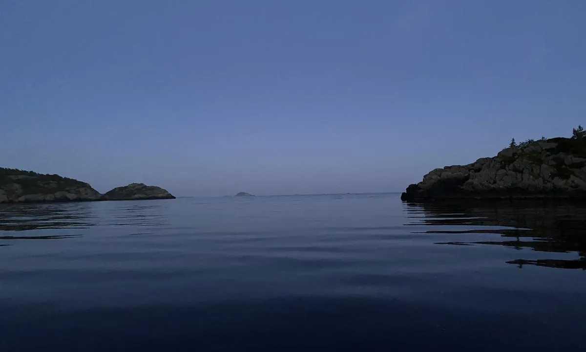 Ytre Snigsfjorden: {"base": "no", "no": "Utover fjorden, rett ut i \u00e5pen sj\u00f8.", "se": "Ut\u00f6ver fjorden, rakt ut i \u00f6ppet hav.", "en": "Out over the fjord, straight into open sea.", "da": "Ud over fjorden, lige ud i \u00e5bent hav."}