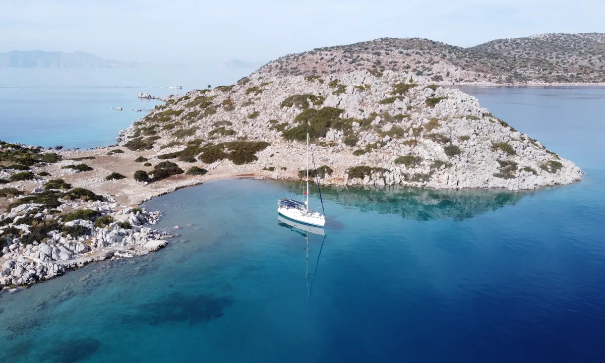 Zeytin Adasi N: {"base": "en", "no": "Fin sandbunn, noen steiner n\u00e6r land.", "se": "Fin sandbotten, n\u00e5gra stenar n\u00e4ra stranden.", "en": "Nice sandy bottom, some rocks close to shore.", "da": "Fin sandbund, nogle klipper t\u00e6t p\u00e5 kysten."}