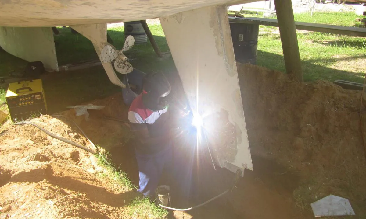 Zululand Yacht Club, Richards Bay: {"base": "fr", "no": "Ideell plassering for \u00e5 utf\u00f8re vedlikehold av seilb\u00e5ten selv", "se": "Perfekt st\u00e4lle f\u00f6r att sj\u00e4lv utf\u00f6ra underh\u00e5ll p\u00e5 sin segelb\u00e5t", "en": "Ideal location for performing maintenance on your sailboat yourself", "da": "Ideel placering til selv at udf\u00f8re vedligeholdelse af sin sejlb\u00e5d", "fr": "Emplacement id\u00e9al pour effectuer soi-m\u00eame l\u2019entretien de son voilier", "de": "Idealer Ort, um die Wartung seines Segelbootes selbst durchzuf\u00fchren", "es": "Ubicaci\u00f3n ideal para realizar el mantenimiento del velero uno mismo", "it": "Posizione ideale per eseguire da s\u00e9 la manutenzione della propria barca a vela", "pt": "Localiza\u00e7\u00e3o ideal para realizar a manuten\u00e7\u00e3o do seu veleiro por conta pr\u00f3pria", "nl": "Ideale locatie om zelf het onderhoud van uw zeilboot uit te voeren", "pl": "Idealne miejsce do samodzielnej konserwacji swojego jachtu", "uk": "\u0406\u0434\u0435\u0430\u043b\u044c\u043d\u0435 \u043c\u0456\u0441\u0446\u0435 \u0434\u043b\u044f \u0441\u0430\u043c\u043e\u0441\u0442\u0456\u0439\u043d\u043e\u0433\u043e \u043e\u0431\u0441\u043b\u0443\u0433\u043e\u0432\u0443\u0432\u0430\u043d\u043d\u044f \u0441\u0432\u043e\u0433\u043e \u0432\u0456\u0442\u0440\u0438\u043b\u044c\u043d\u0438\u043a\u0430", "ro": "Loca\u021bie ideal\u0103 pentru a efectua singur \u00eentre\u021binerea iahtului", "tr": "Konum, yelkenlinizin bak\u0131m\u0131n\u0131 kendiniz yapmak i\u00e7in m\u00fckemmeldir.", "el": "\u0399\u03b4\u03b1\u03bd\u03b9\u03ba\u03ae \u03c4\u03bf\u03c0\u03bf\u03b8\u03b5\u03c3\u03af\u03b1 \u03b3\u03b9\u03b1 \u03bd\u03b1 \u03c0\u03c1\u03b1\u03b3\u03bc\u03b1\u03c4\u03bf\u03c0\u03bf\u03b9\u03ae\u03c3\u03b5\u03c4\u03b5 \u03bc\u03cc\u03bd\u03bf\u03b9 \u03c3\u03b1\u03c2 \u03c4\u03b7 \u03c3\u03c5\u03bd\u03c4\u03ae\u03c1\u03b7\u03c3\u03b7 \u03c4\u03bf\u03c5 \u03b9\u03c3\u03c4\u03b9\u03bf\u03c0\u03bb\u03bf\u03ca\u03ba\u03bf\u03cd \u03c3\u03b1\u03c2", "cs": "Ide\u00e1ln\u00ed m\u00edsto pro vlastn\u00ed \u00fadr\u017ebu plachetnice", "hu": "Ide\u00e1lis hely a vitorl\u00e1s haj\u00f3 karbantart\u00e1s\u00e1nak elv\u00e9gz\u00e9s\u00e9re.", "fi": "Ihanteellinen paikka huolehtia itse purjeveneen kunnossapidosta", "bg": "\u0418\u0434\u0435\u0430\u043b\u043d\u043e \u043c\u044f\u0441\u0442\u043e \u0437\u0430 \u0441\u0430\u043c\u043e\u0441\u0442\u043e\u044f\u0442\u0435\u043b\u043d\u0430 \u043f\u043e\u0434\u0434\u0440\u044a\u0436\u043a\u0430 \u043d\u0430 \u0432\u0430\u0448\u0430\u0442\u0430 \u0432\u0435\u0442\u0440\u043e\u0445\u043e\u0434\u043d\u0430 \u043b\u043e\u0434\u043a\u0430", "sr": "Idealno mesto za samostalno odr\u017eavanje svog jedrilice", "et": "Ideaalne koht oma purjeka hoolduse tegemiseks", "lv": "Ide\u0101la vieta savas jahtas uztur\u0113\u0161anai", "lt": "Ideali vieta savo jachtos prie\u017ei\u016brai atlikti pa\u010diam"}